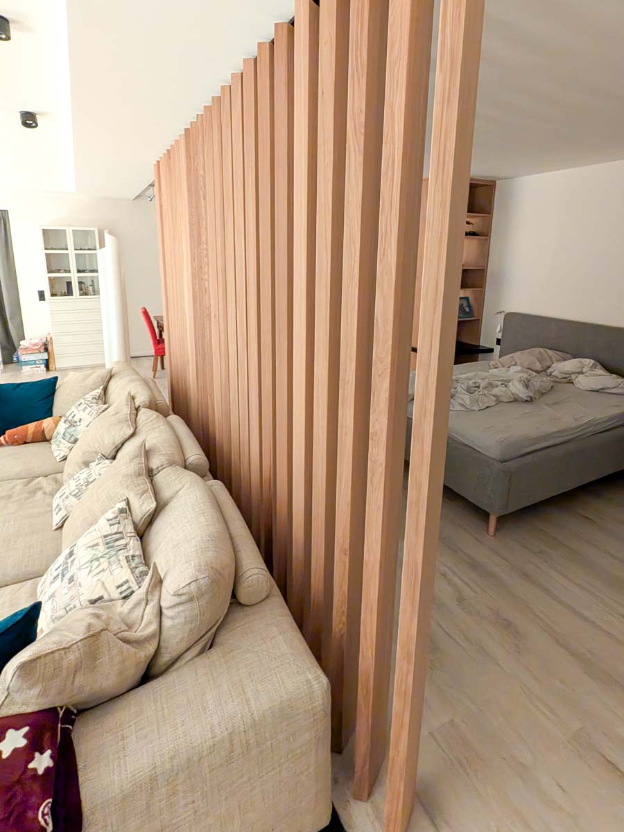 lamellenwand-eiche-schlicht-schlafen-wohnen-muenchen-05