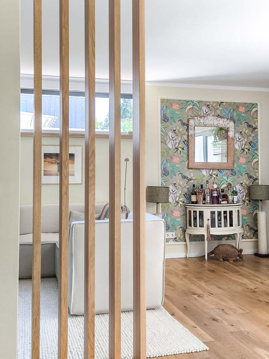 Holzlamellen trennen Wohnbereich und Küche