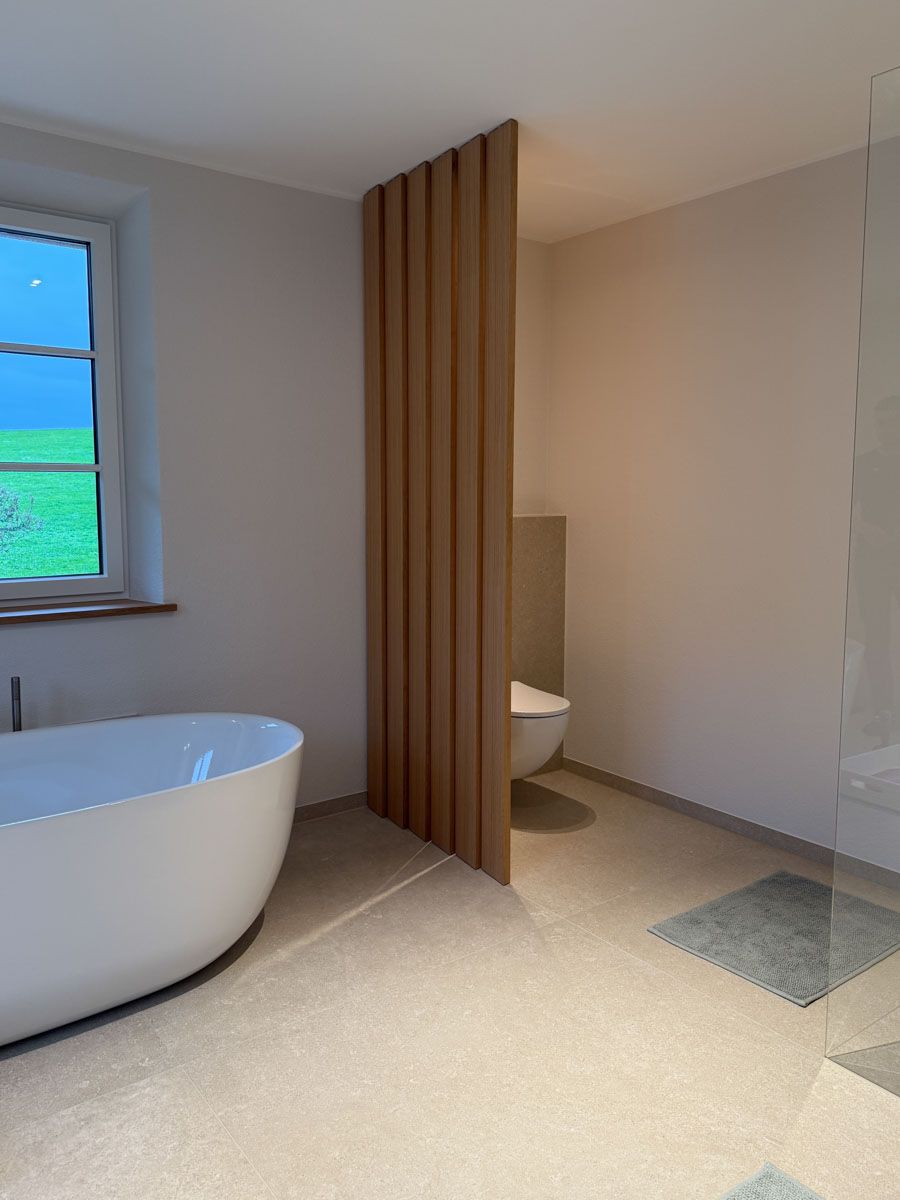 lamellenwand-bad-toilette-wohnung-chiemseee-03