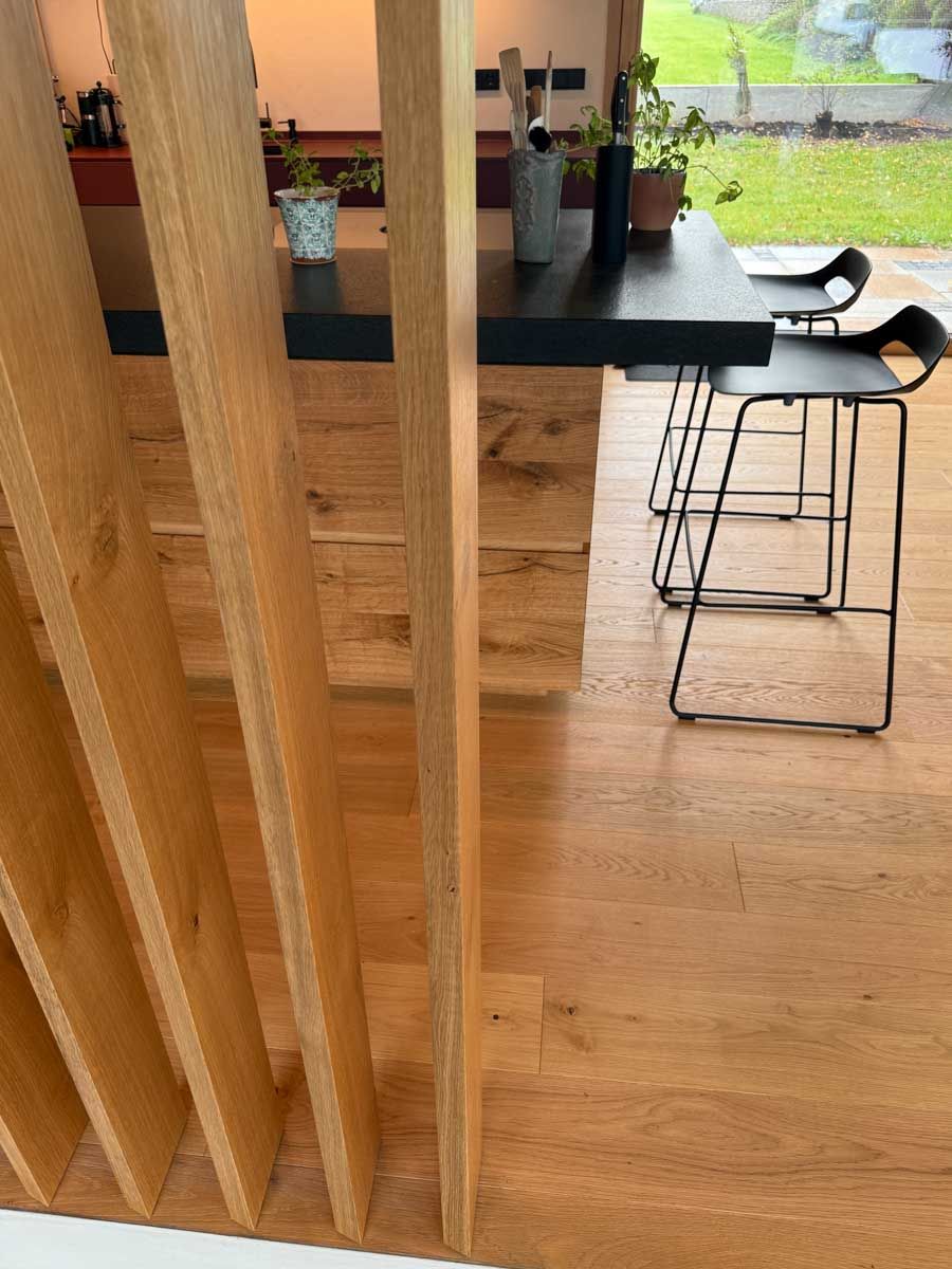 drehbare-lamellenwand-eiche-astig-kueche-wohnen-chiemgau-09