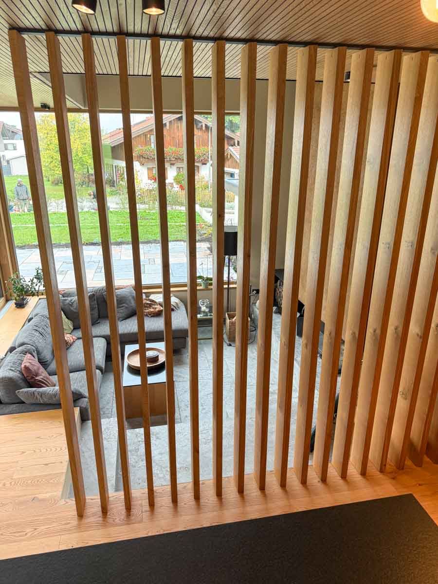 drehbare-lamellenwand-eiche-astig-kueche-wohnen-chiemgau-11