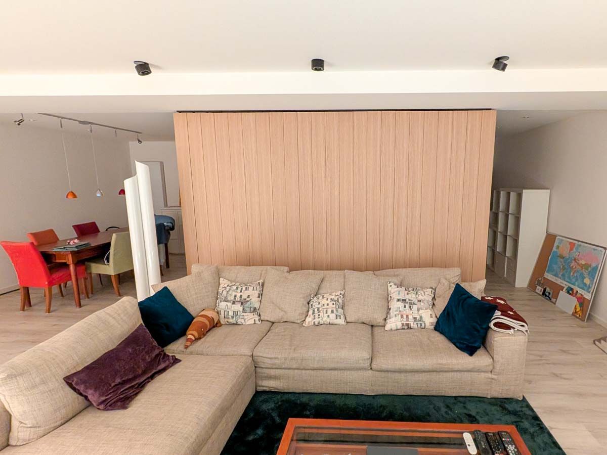 lamellenwand-eiche-schlicht-schlafen-wohnen-muenchen-01