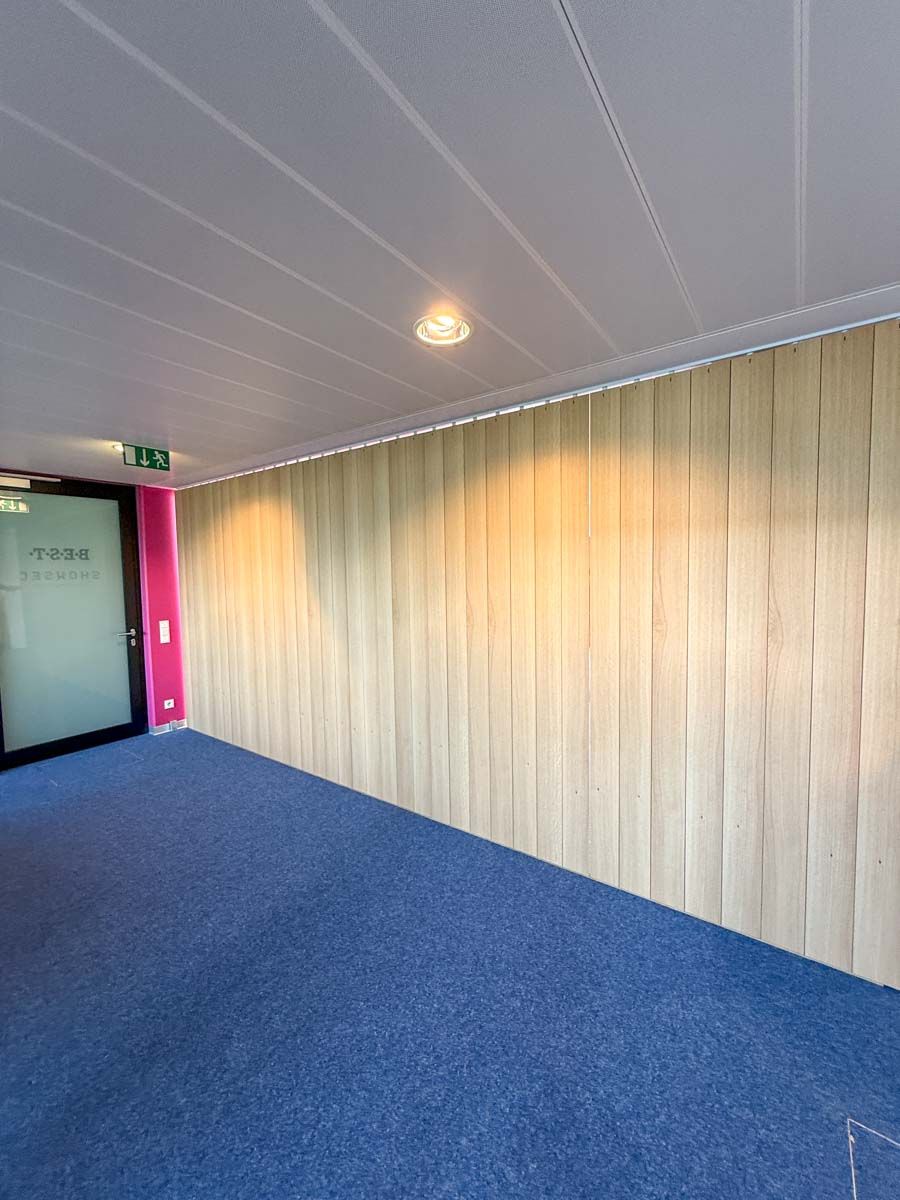 drehbare-lamellenwand-eiche-buero-muenchen-03