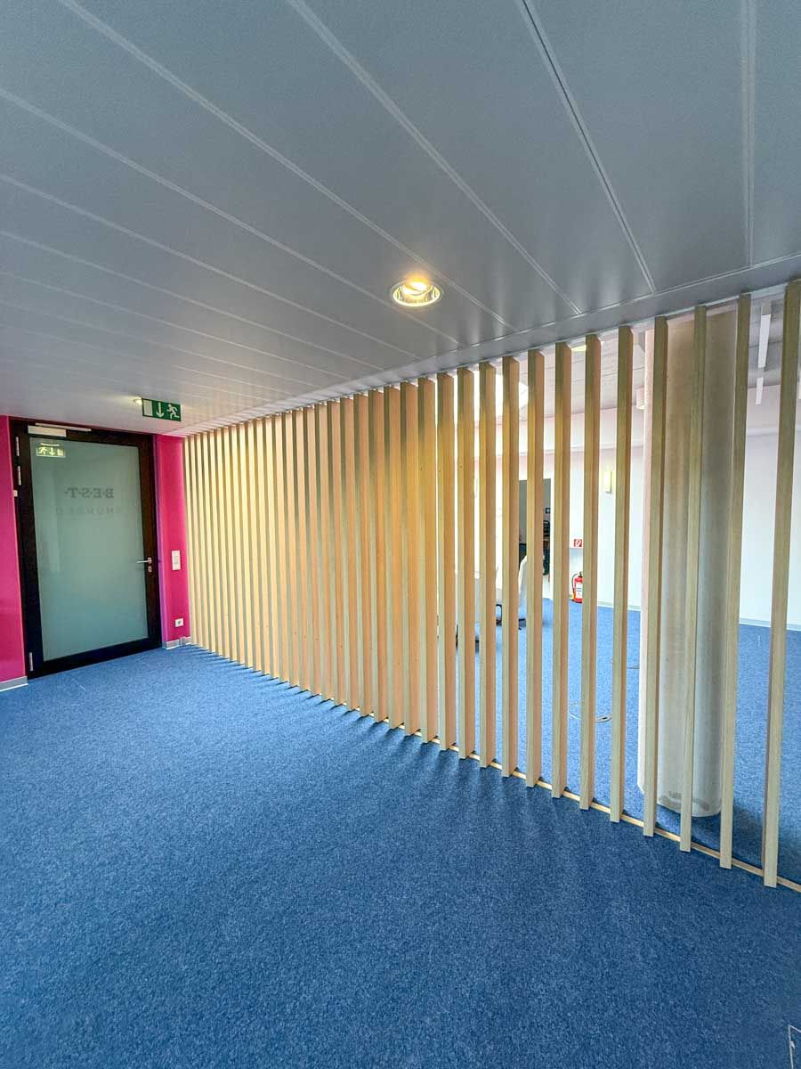 drehbare-lamellenwand-eiche-buero-muenchen-02