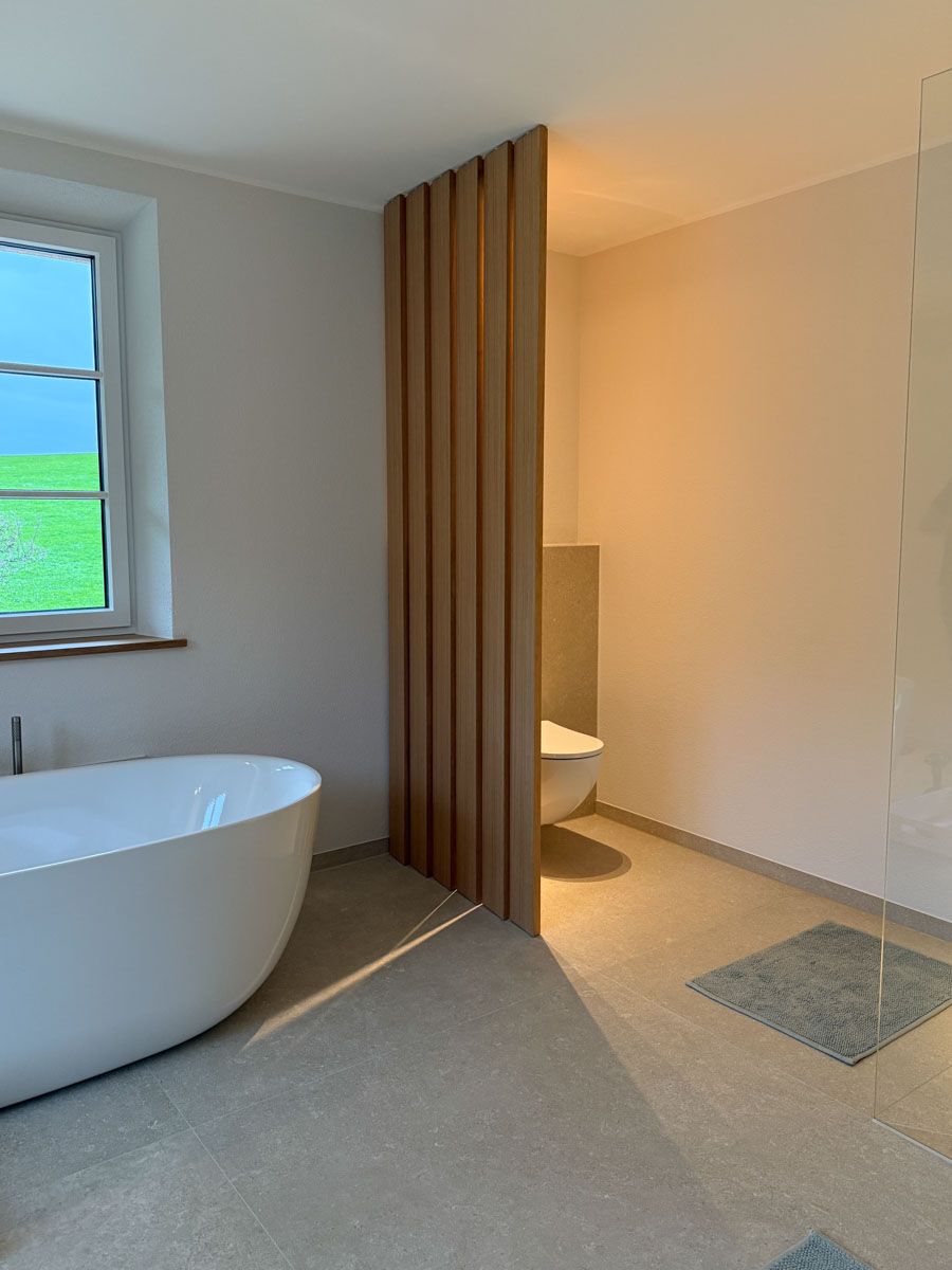 lamellenwand-bad-toilette-wohnung-chiemseee-02