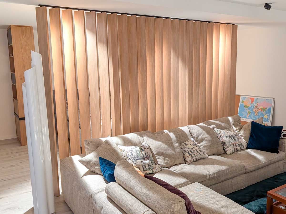 lamellenwand-eiche-schlicht-schlafen-wohnen-muenchen-03