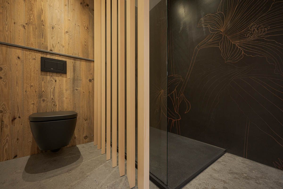 Drehbare Holzlamellenwand für das Bad