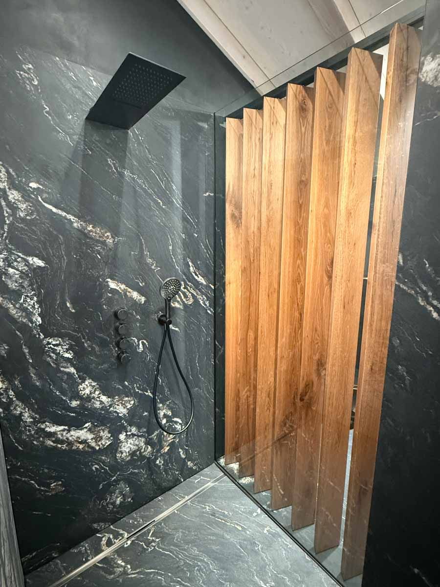 lamellenwand-bad-dusche-altholz-wohnung-rosenheim-02