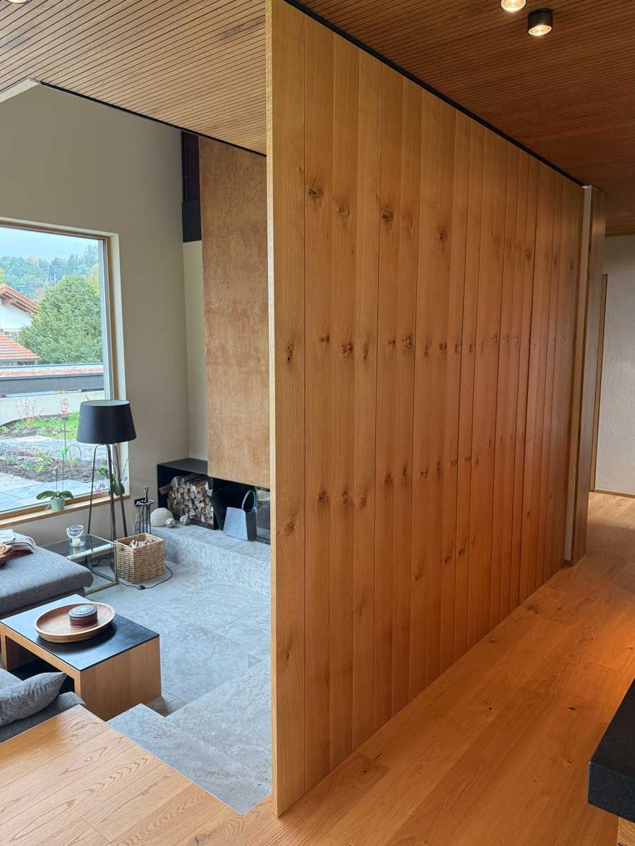 drehbare-lamellenwand-eiche-astig-kueche-wohnen-chiemgau-01