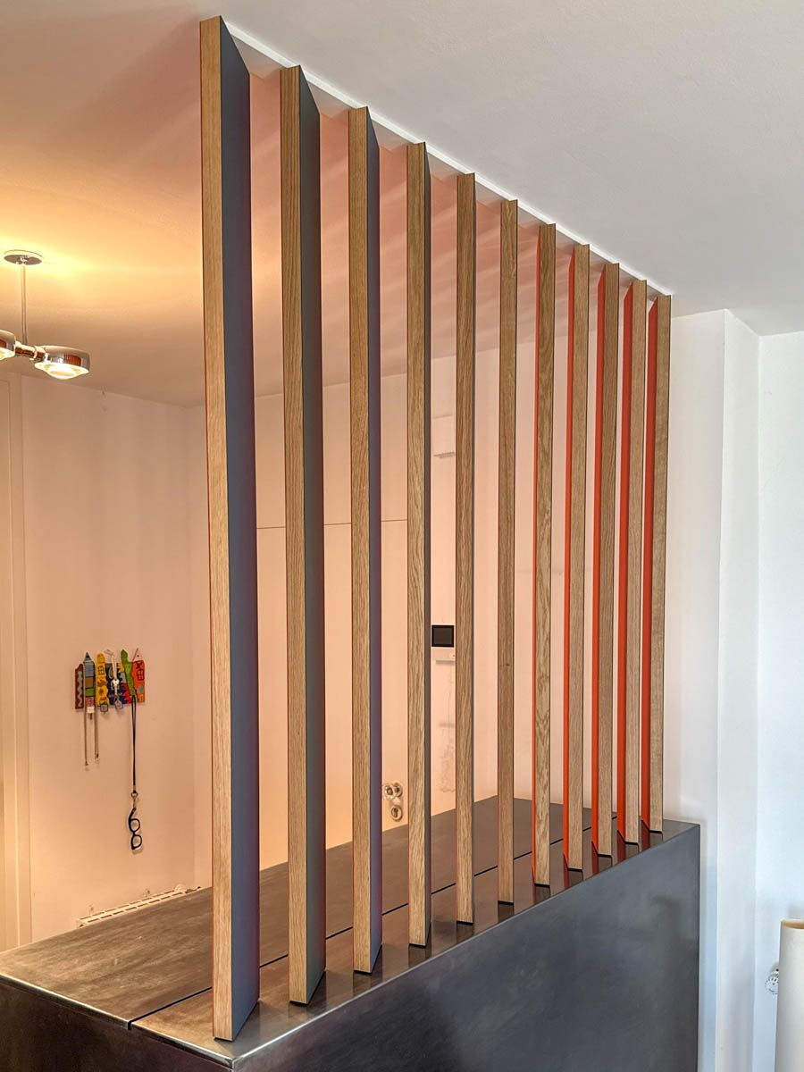 lamellenwand-eingangsbereich-eiche-linoleum-loft-muenchen-01