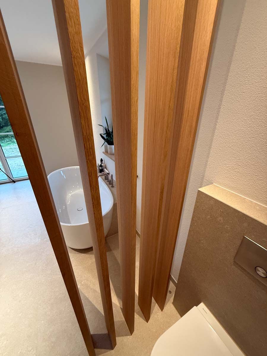 lamellenwand-bad-toilette-wohnung-chiemseee-05