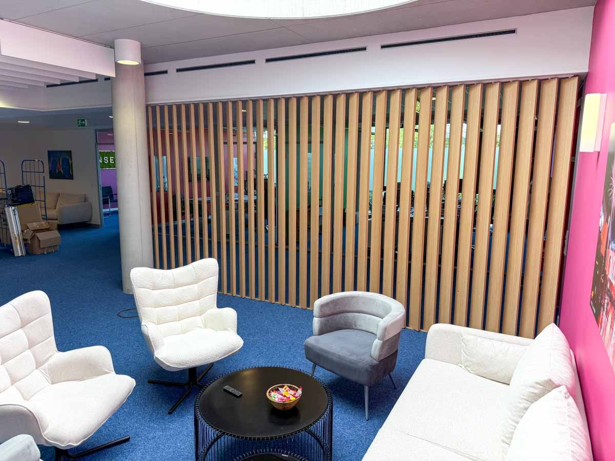 drehbare-lamellenwand-eiche-buero-muenchen-04