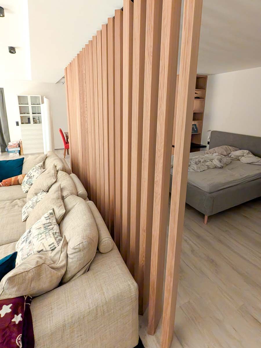 lamellenwand-eiche-schlicht-schlafen-wohnen-muenchen-05