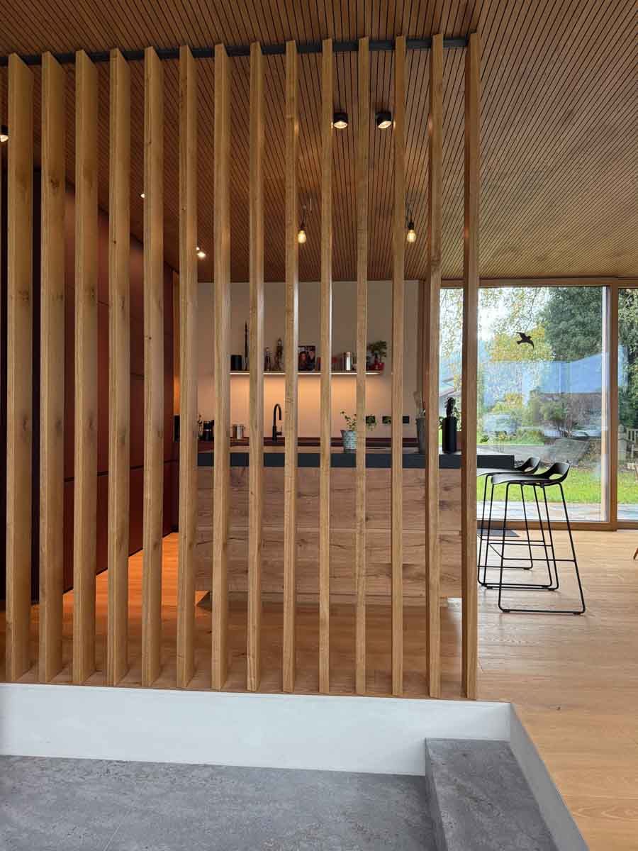 drehbare-lamellenwand-eiche-astig-kueche-wohnen-chiemgau-03