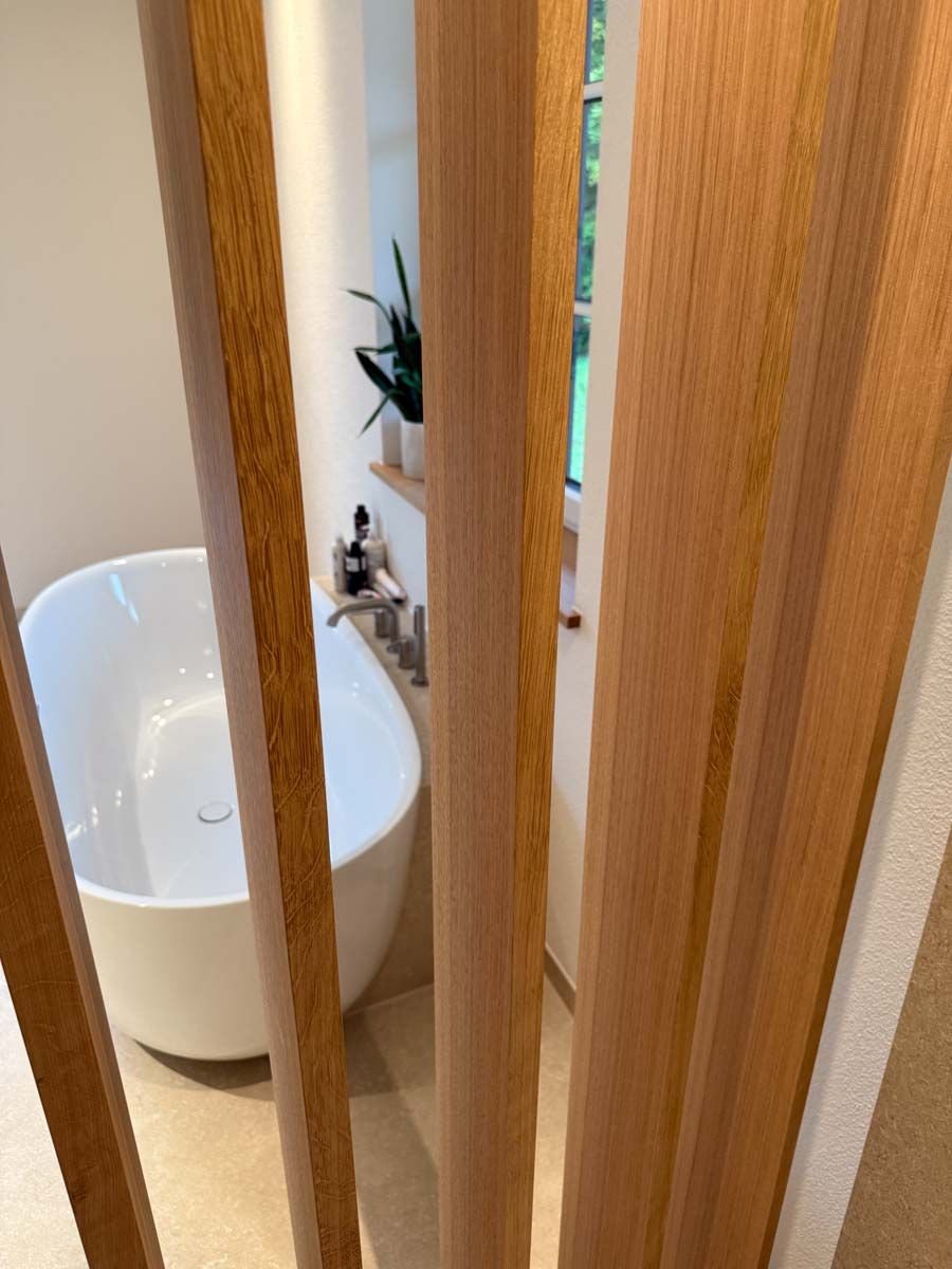 lamellenwand-bad-toilette-wohnung-chiemseee-04