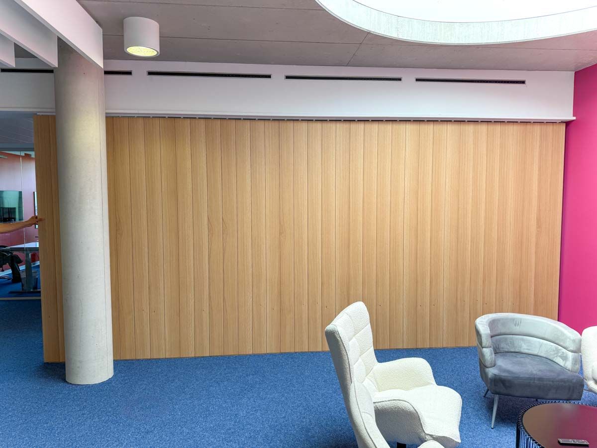 drehbare-lamellenwand-eiche-buero-muenchen-05