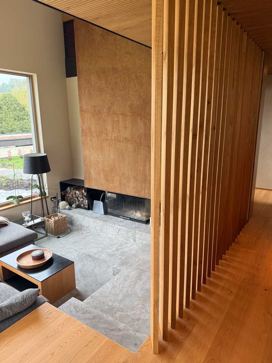 drehbare-lamellenwand-eiche-astig-kueche-wohnen-chiemgau-02